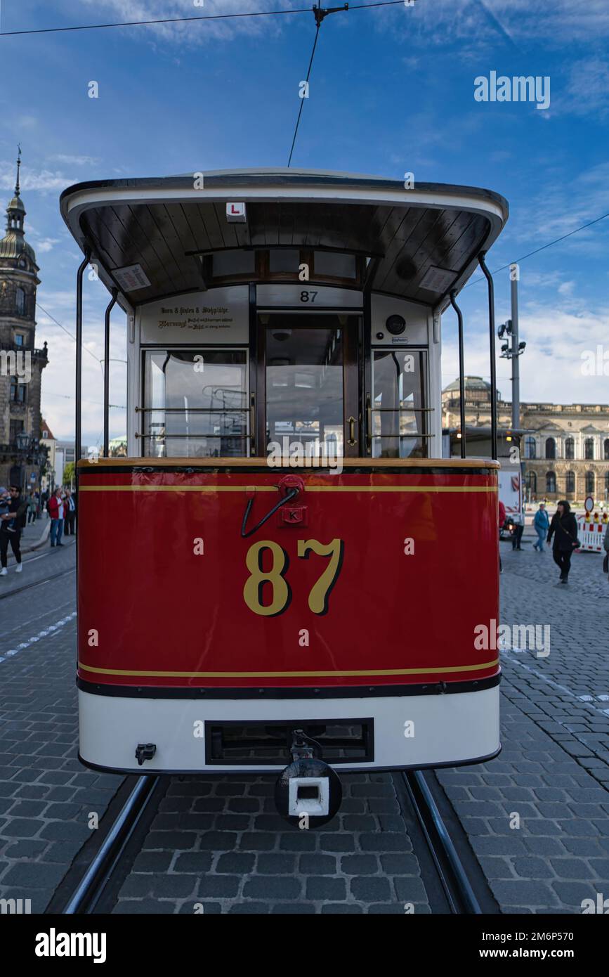 tram d'epoca sulla strada cittadina nel centro storico di dresda Foto Stock