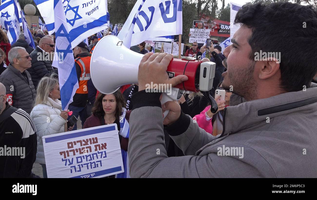 GERUSALEMME, ISRAELE - GENNAIO 5: I manifestanti grida slogan mentre manifestano al di fuori della Corte Suprema di Israele chiedendo l'annullamento della nomina del leader dei Shas Aryeh Deri come ministro nel nuovo governo di Netanyahu, a causa della sua recente condanna per reati fiscali il 5 gennaio 2023, a Gerusalemme, Israele. Credit: Eddie Gerald/Alamy Live News Foto Stock