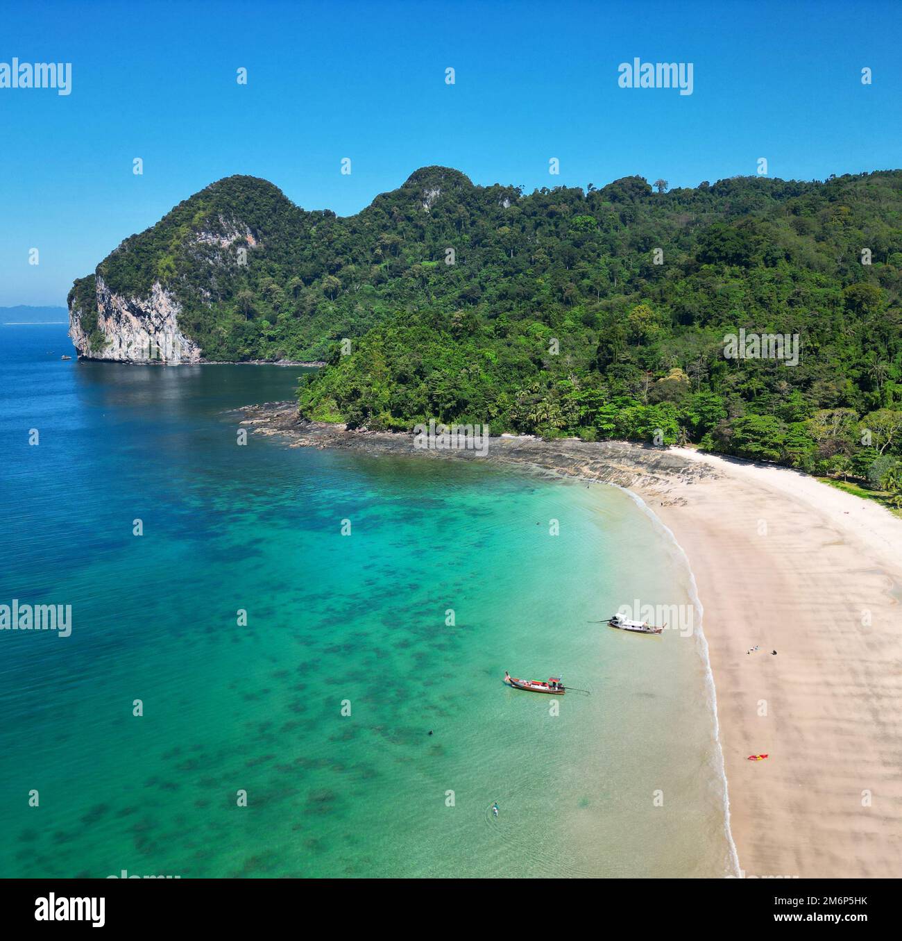 Un alto angolo di Koh Mook Charlie Beach resort con scogliere rocciose boscose in una giornata di sole Foto Stock