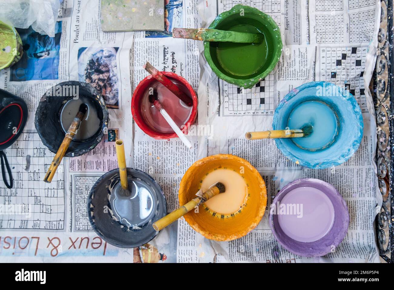 Piccoli contenitori con pitture colorate utilizzati per decorare la ceramica in fabbrica di ceramica a Fez, Marocco,. Foto Stock