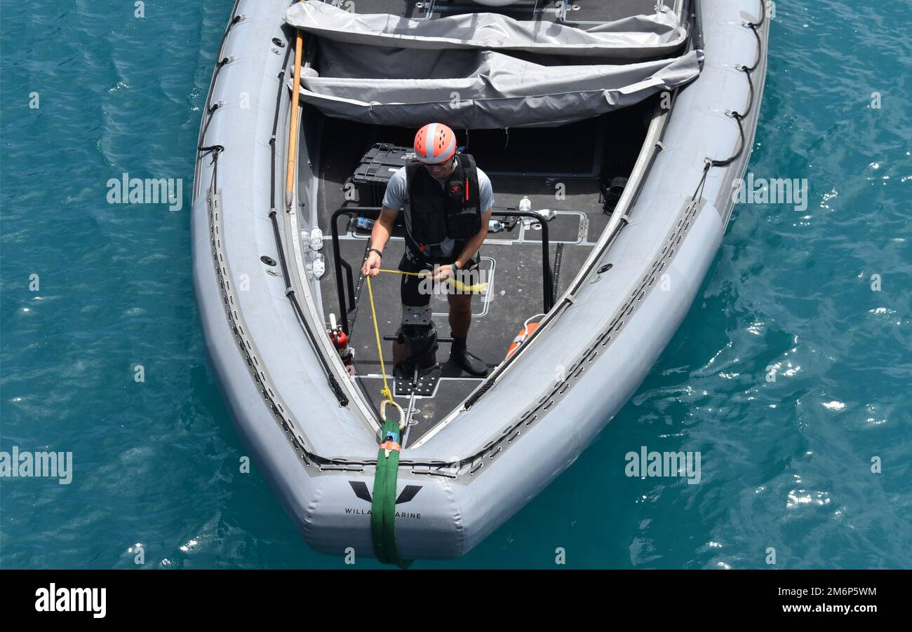 220503-N-N3764-1001 PONCE, Porto Rico - (3 maggio 2022) - Jonathan Wampler,  Chief Petty Officer di Mineman, prepara la linea di pescaggio per la barca  gonfiabile a scafo rigido (RHIB) da 11 metri,