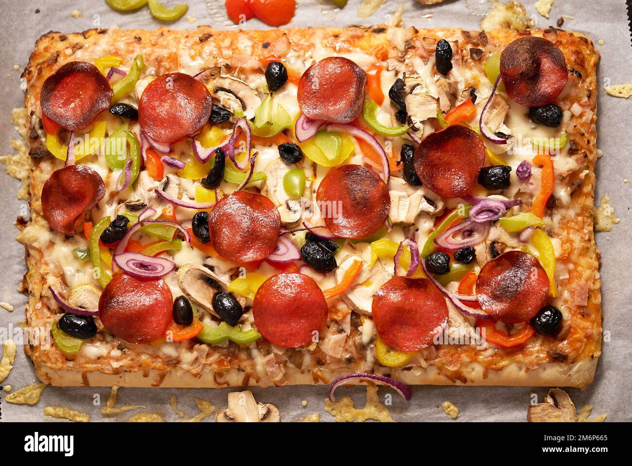 Deliziosa pizza fatta in casa con peperoni rettangolari e verdure Foto Stock