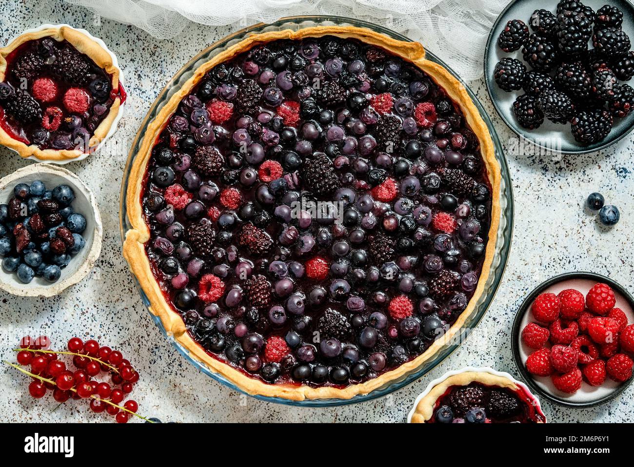 Dolce deliziosa torta di frutti di bosco fatta in casa. Torta con mirtilli e lamponi. Foto Stock