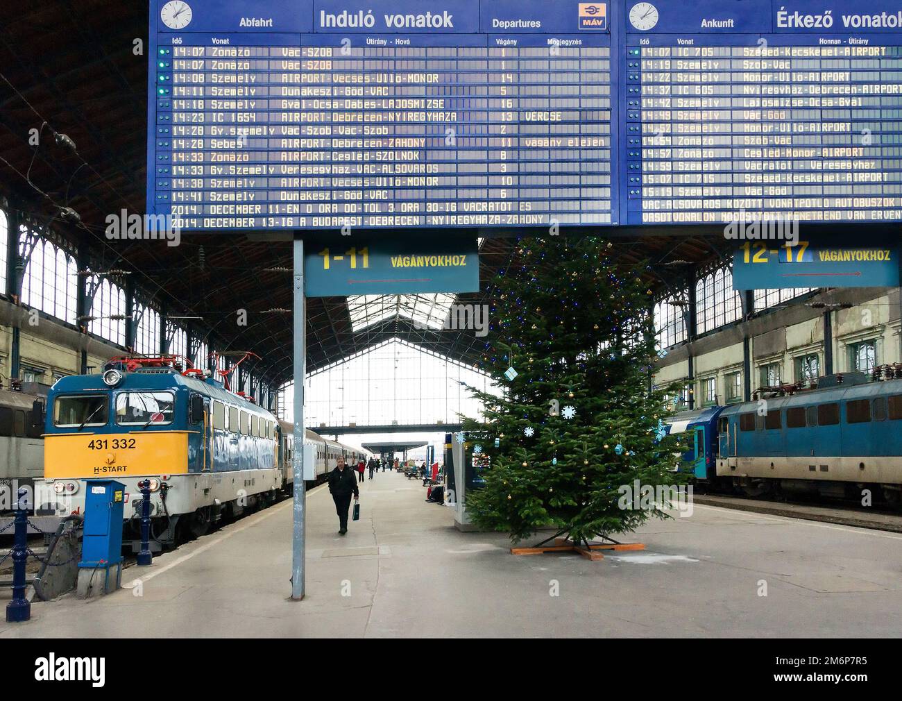 Budapest, Ungheria - 04 dicembre 2014: Vista del terminal ferroviario Budapest-Nyugati è stato costruito da Eiffel & Cie Foto Stock