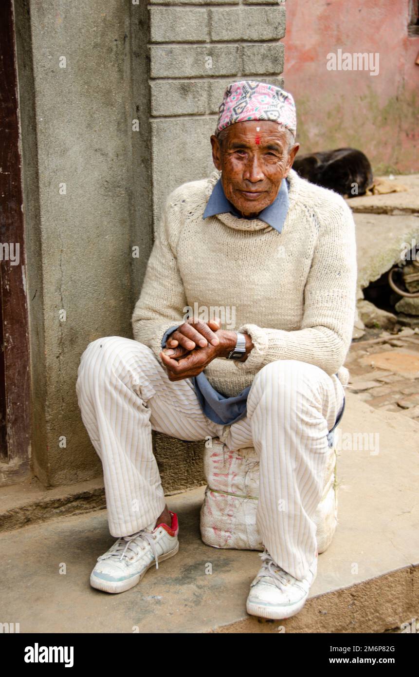 Volti del Nepal: Uomo maturo in bianco Foto Stock