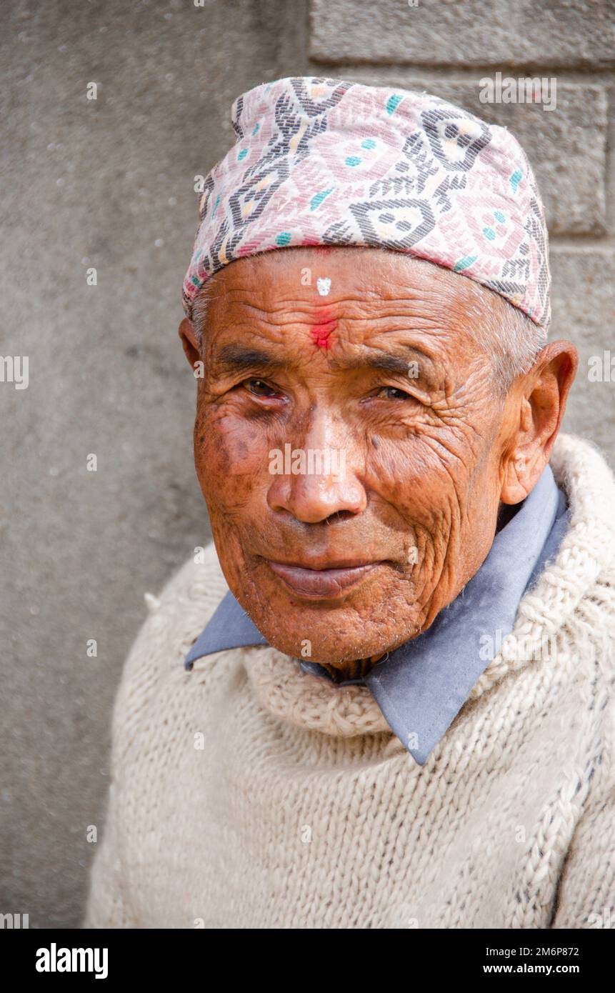 Volti del Nepal: Uomo maturo in bianco Foto Stock