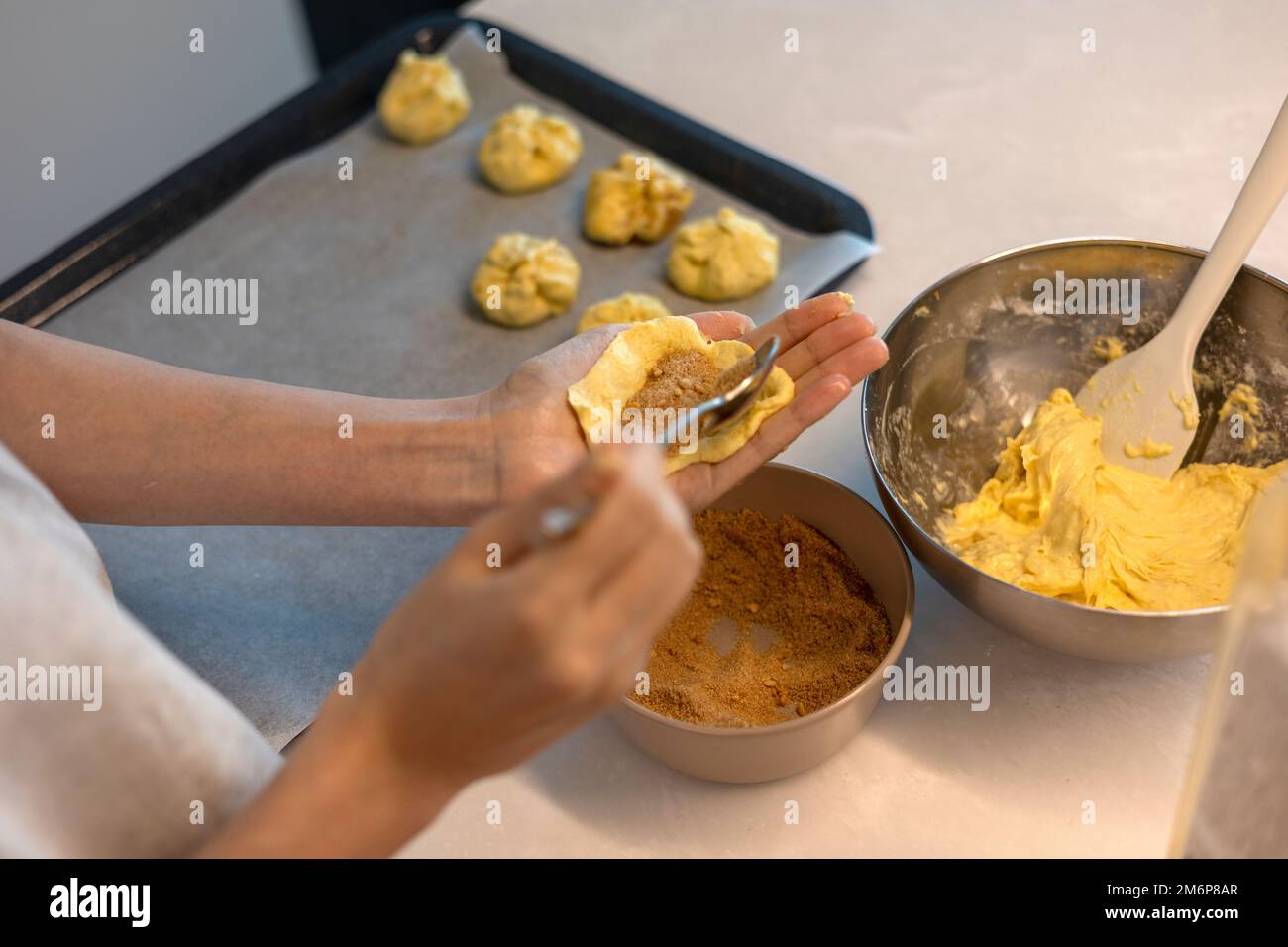 Preparare il pane al biscotto con lo zucchero prima di cuocere, formare l'impasto a palla con le mani Foto Stock