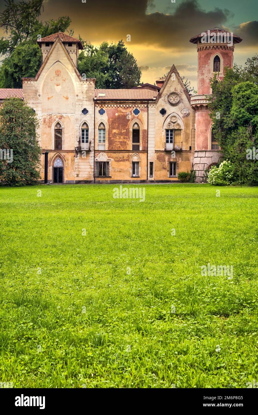 Castello di Miradolo, design gotico pieno di mistero, con luce del tramonto. Foto Stock