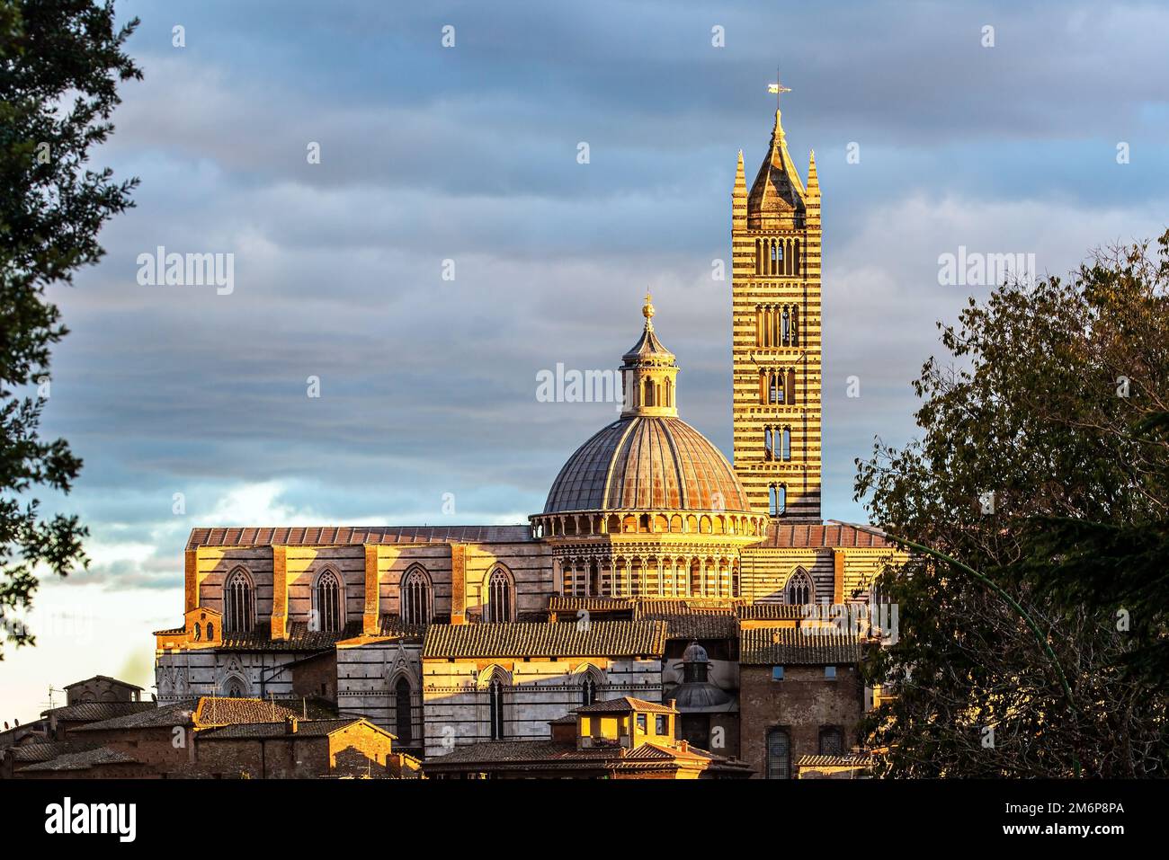 Tramonto. Il centro storico di Siena. Foto Stock