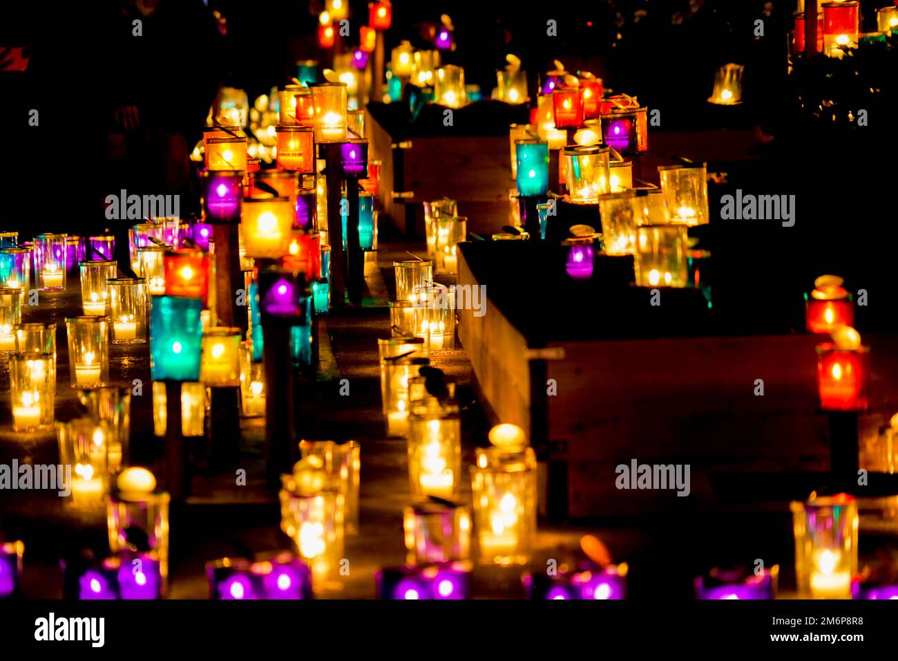 Molte candele colorate Foto Stock