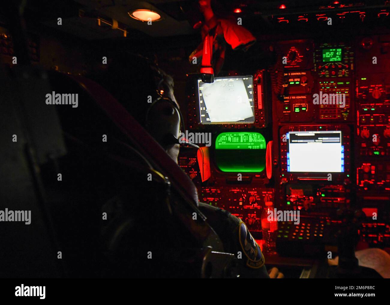 69th Bomb Squadron B-52H Stratofortress Radar Navigator Capt Brett 'Ohm' Niemantsverdriet monitora un B-52H Offensive Avionics System il 3 maggio 2022. Con l'ultimo modello B-52H consegnato nell'ottobre 1962, la struttura aerea è il più vecchio aereo operativo negli Stati Uniti Air Force e dovrebbe rimanere in servizio fino al 2050. Foto Stock