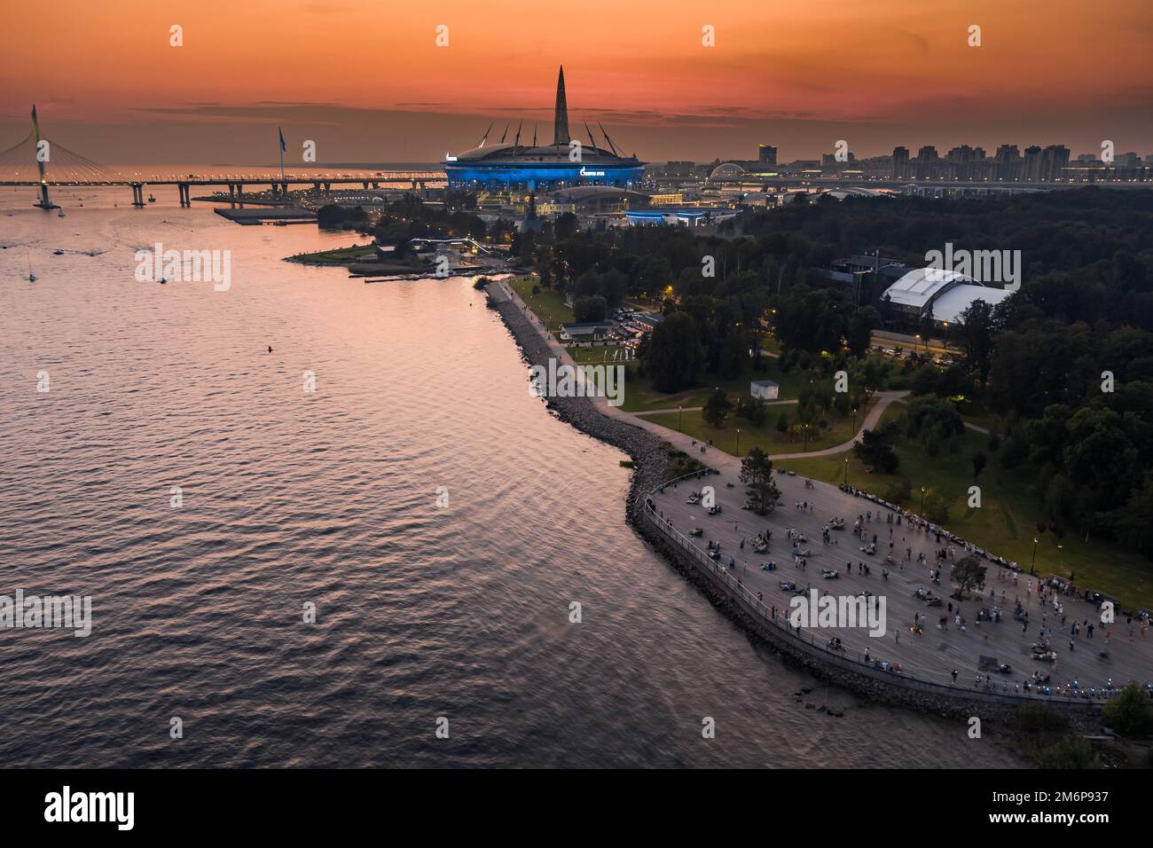 Russia, St. Petersburg, 17 agosto 2022: Un tramonto pittoresco sulle attrazioni turistiche, lo stadio di calcio Gazprom Arena, il più alto sk Foto Stock Russia, St. Petersburg, 17 agosto 2022: Un tramonto pittoresco sulle attrazioni turistiche, lo stadio di calcio Gazprom Arena, il più alto sk Foto Stock