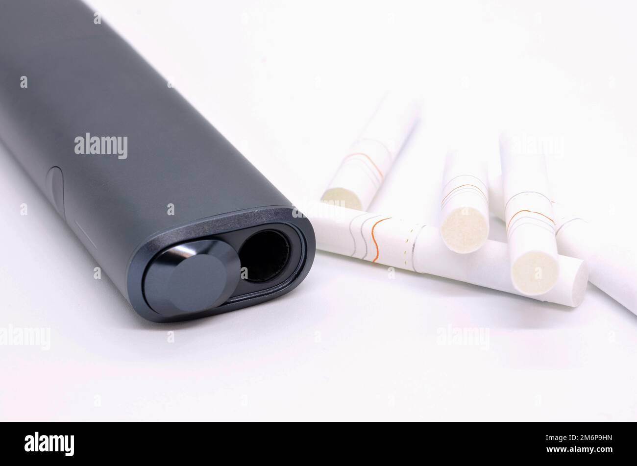 Non brucia moderno scaldabacco elettronico con bastoncini di tabacco su sfondo bianco. Dispositivo di sigaretta elettronica per l'utilizzo di bastoncini da tabacco. Foto Stock