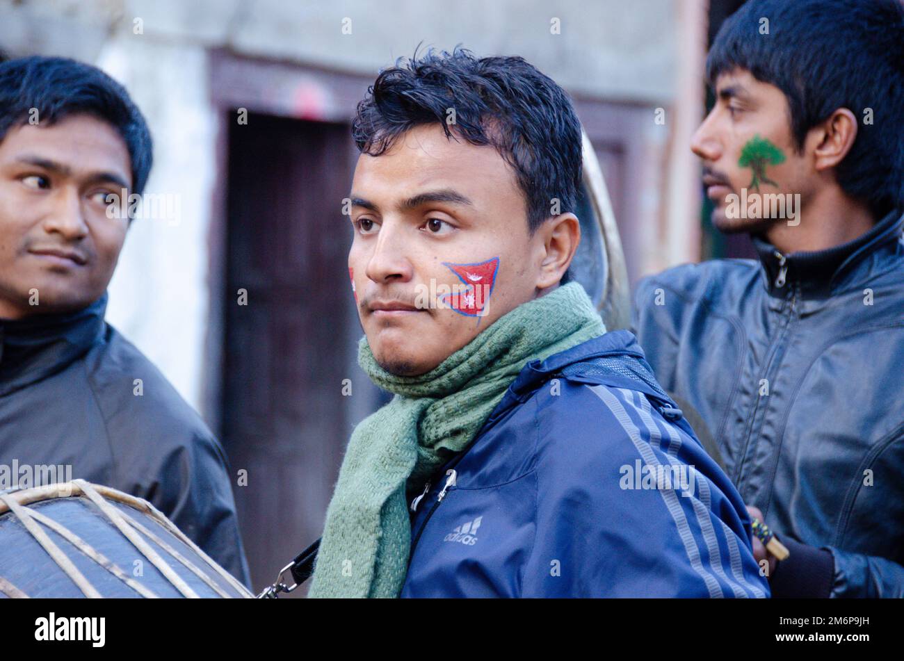 Volti del Nepal: Giovani uomini adulti con pittura facciale Foto Stock