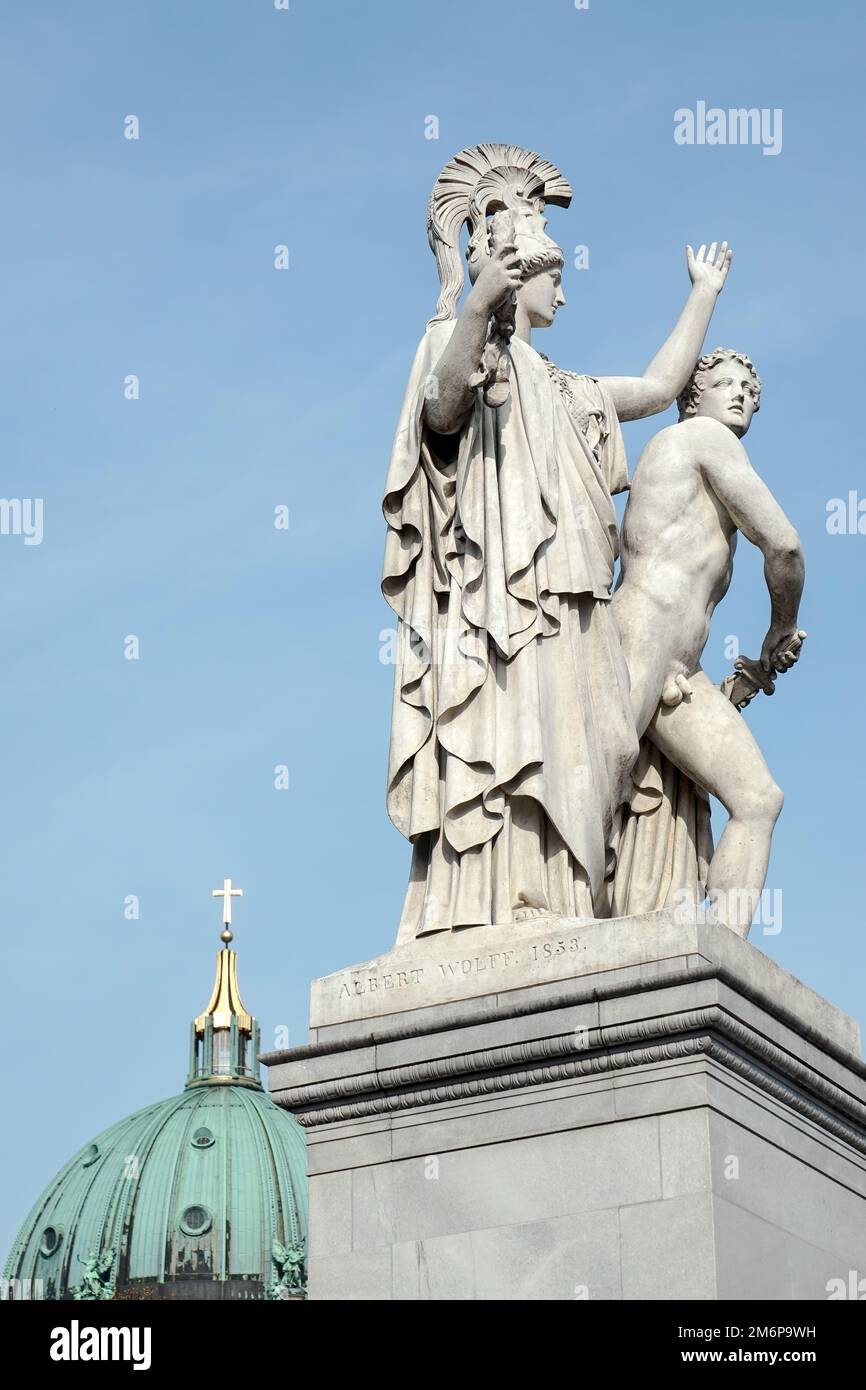 Berlino, Germania, 2014. La statua del giovane portò ad una nuova battaglia di Athena sul ponte del Castello di Berlino Foto Stock