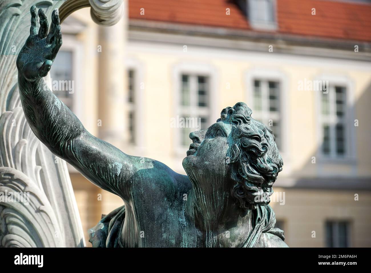 Berlino, Germania, 2014. Uno dei quattro guerrieri incatenati alla base del re Federico la Grande statua Charlottenburg Palace in B Foto Stock