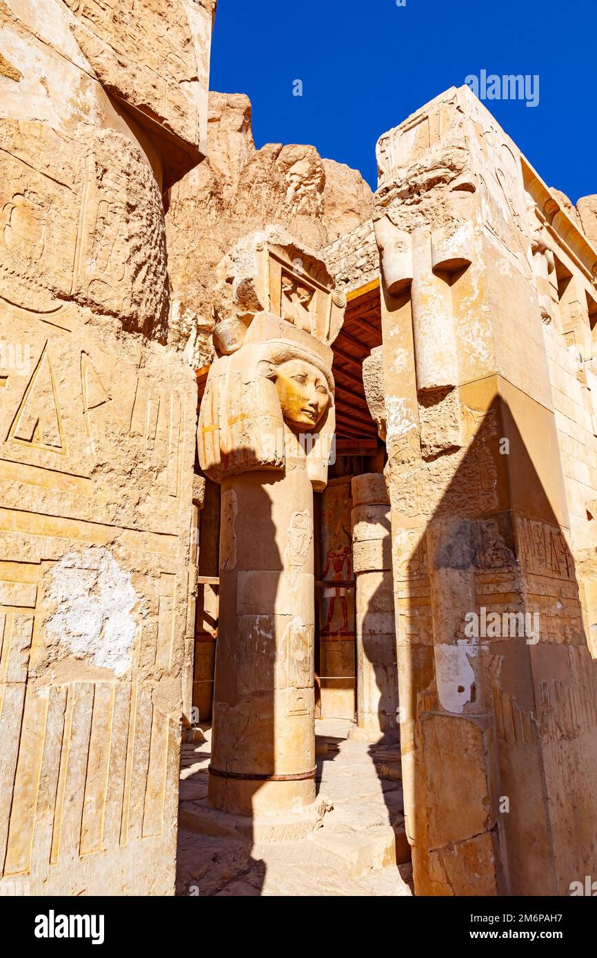 Colonne della capitale Hathor con geroglifico e rilievo su colonna nel Tempio di Moetuario di Hatshepsus. Foto Stock