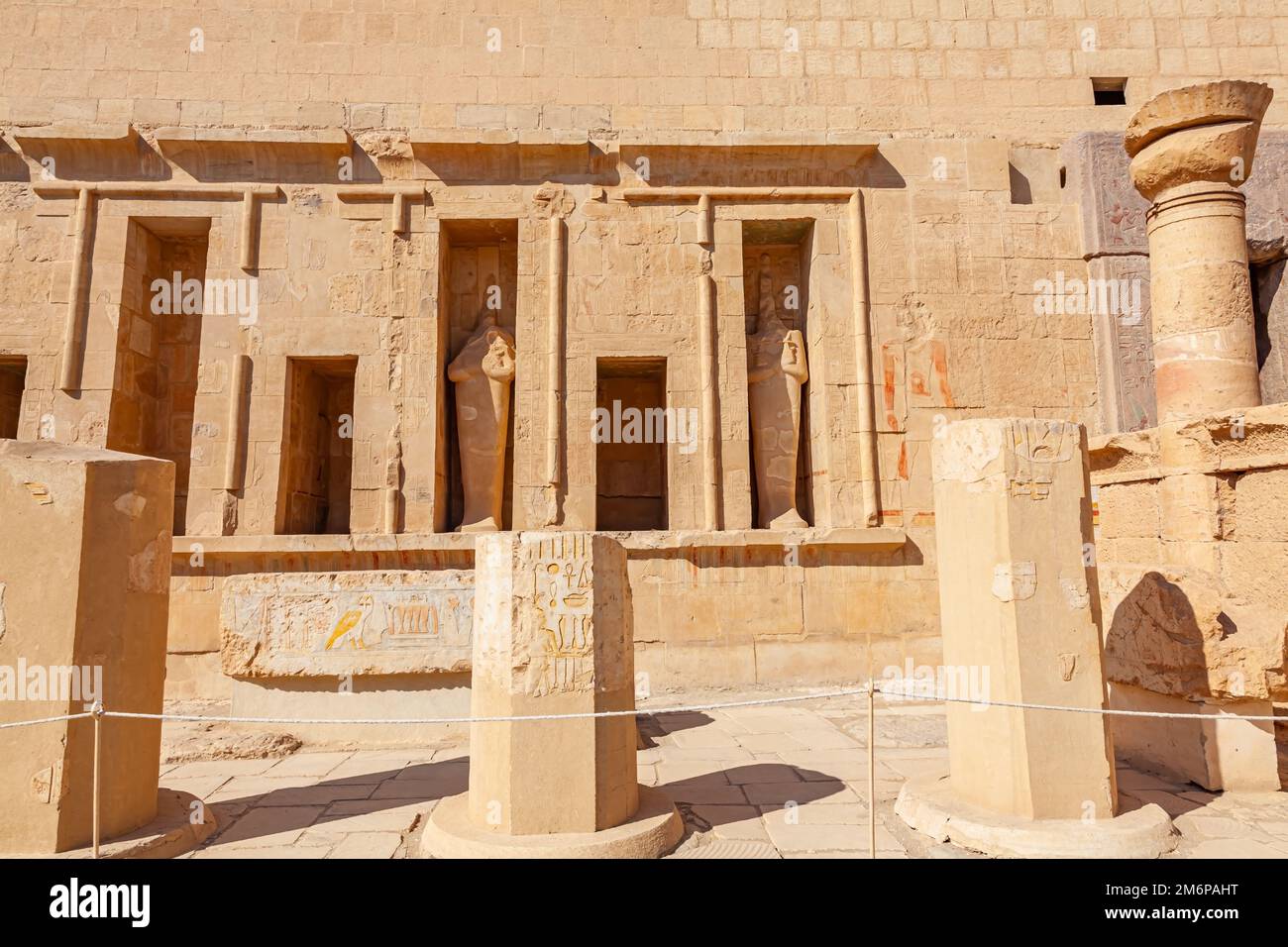 Vista della statua di Amun Court con geroglifico, rilievo e colonna spezzata nel Tempio mortuario di Hatshepsut. Foto Stock