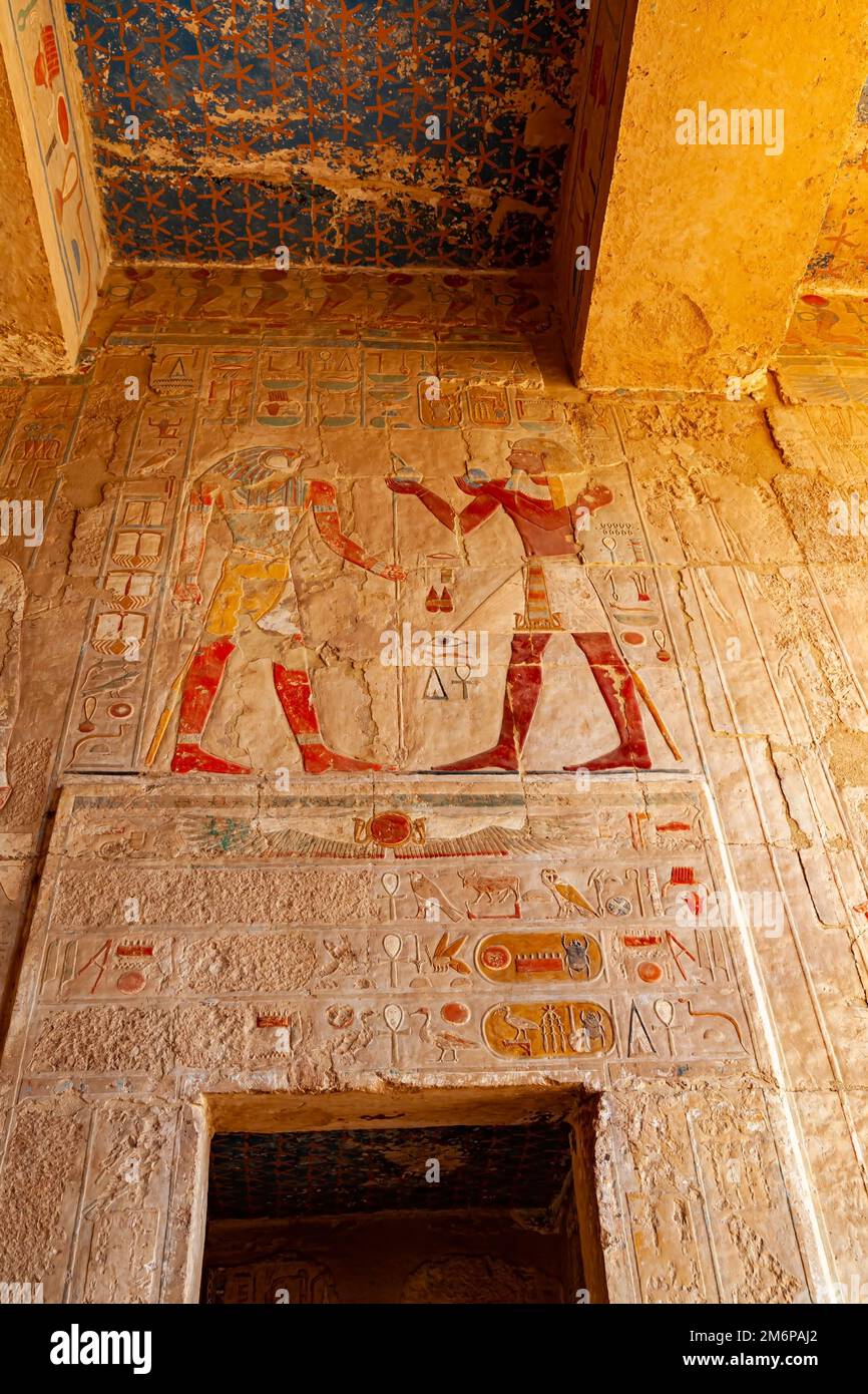 Immagine sulla parete sopra l'ingresso nel Santuario di Anubis nel Tempio del faraone Hatshepsut. Foto Stock