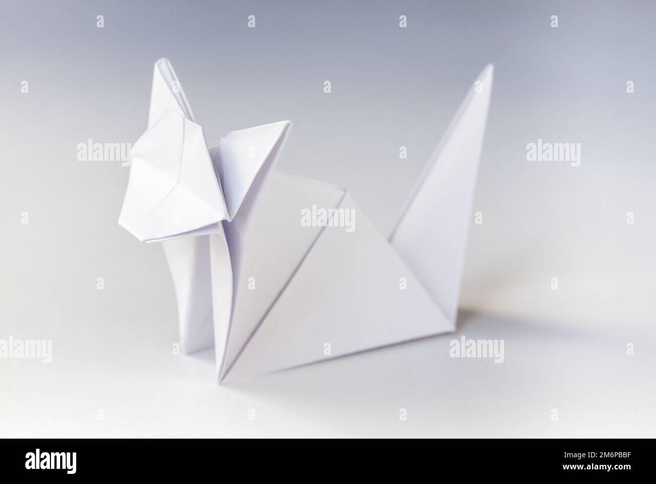 Origami gatto di carta isolato su uno sfondo bianco Foto Stock