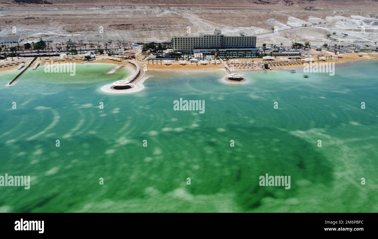 Acqua salata del mare morto di colore verde e cielo estivo limpido e soleggiato. Bellissimo paesaggio Ariel drone riprese di incredibile paesaggio natura. Foto Stock
