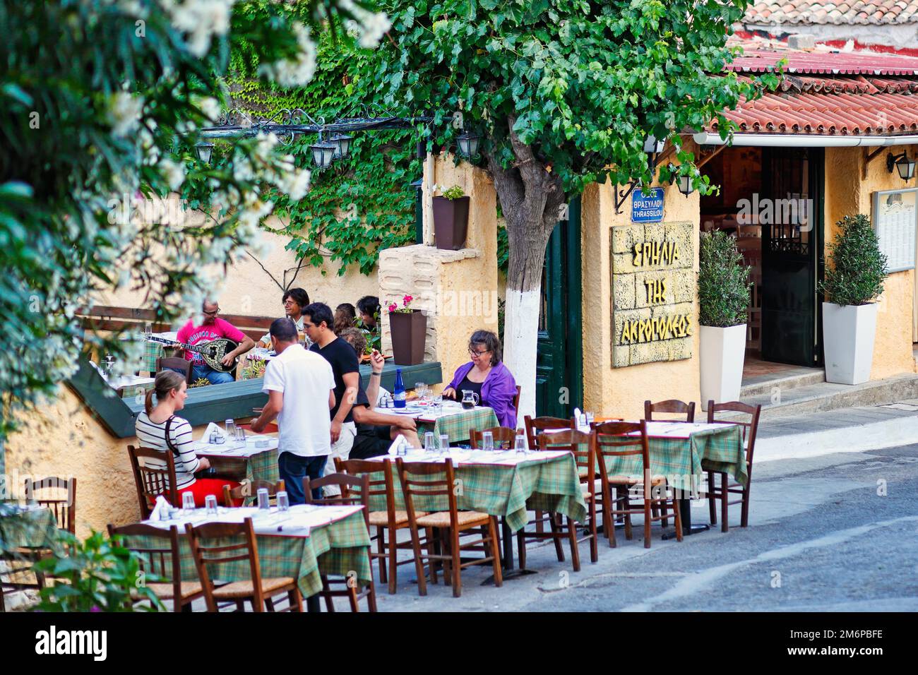 Una taverna tradizionale in Plaka di Atene, Grecia Foto Stock