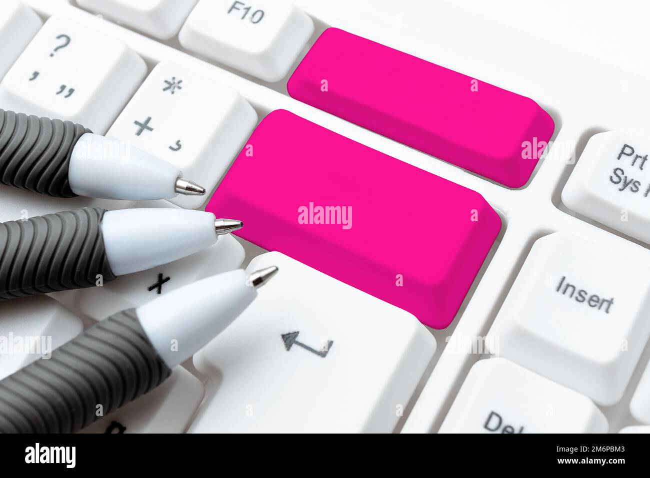 Tastiera e simbolo del computer.supporto informativo per la comunicazione.tastiera del computer portatile per la digitazione di nuove idee e lo sviluppo della pianificazione. Foto Stock