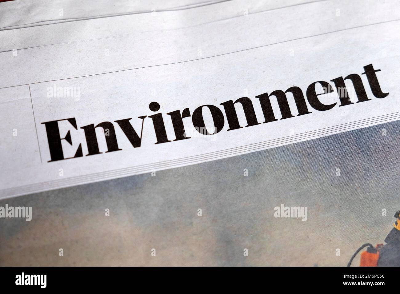 La parola titolo testo lettere ambiente all'intestazione di una pagina in una sezione nazionale del foglio di lavoro giornale taglio ritaglio articolo Londra Inghilterra Regno Unito Foto Stock