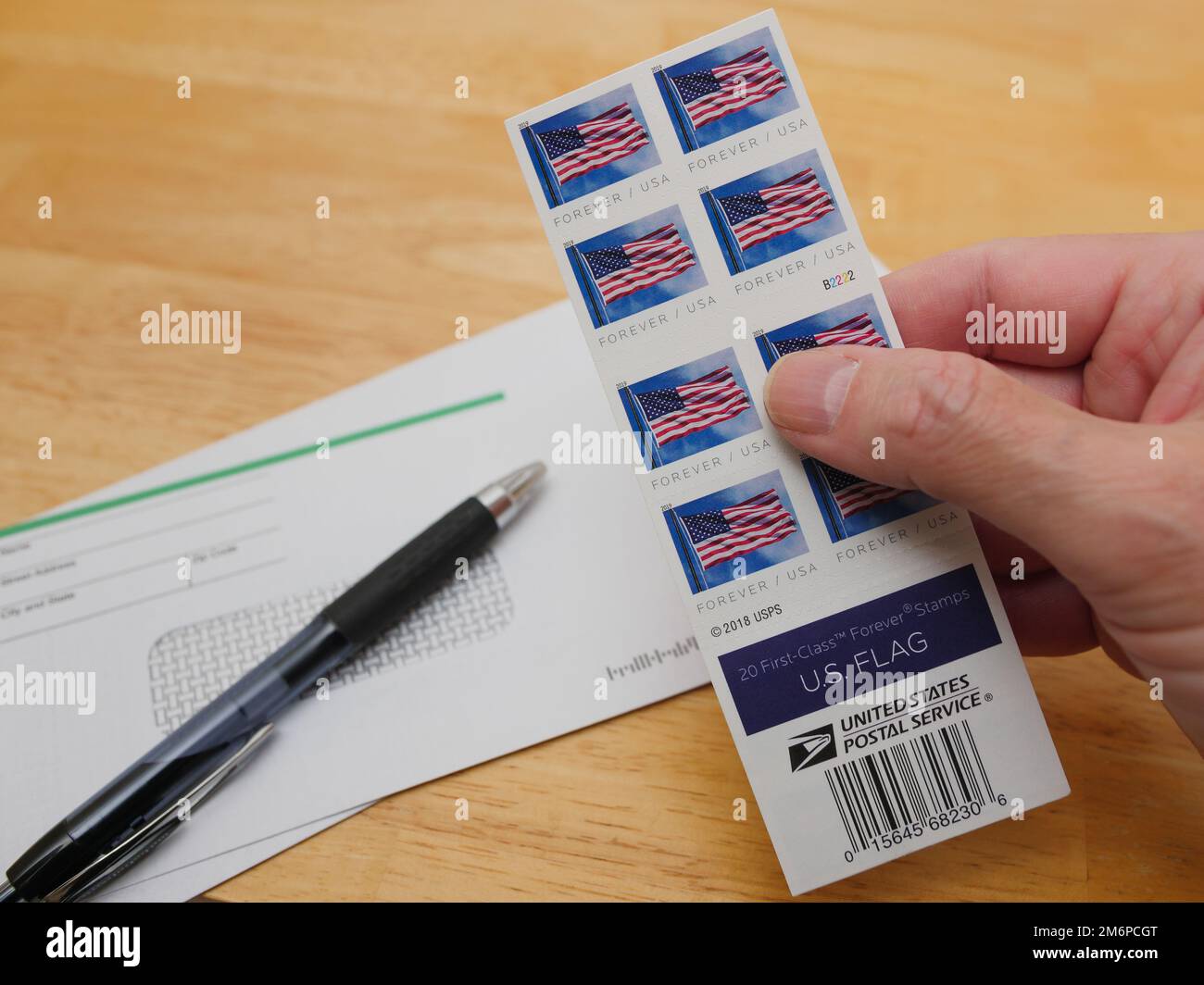 Libro degli Stati Uniti di prima Classe Contrassegna per sempre i timbri. Affrancatura a mano per inviare una lettera tramite il Servizio postale degli Stati Uniti. Foto Stock