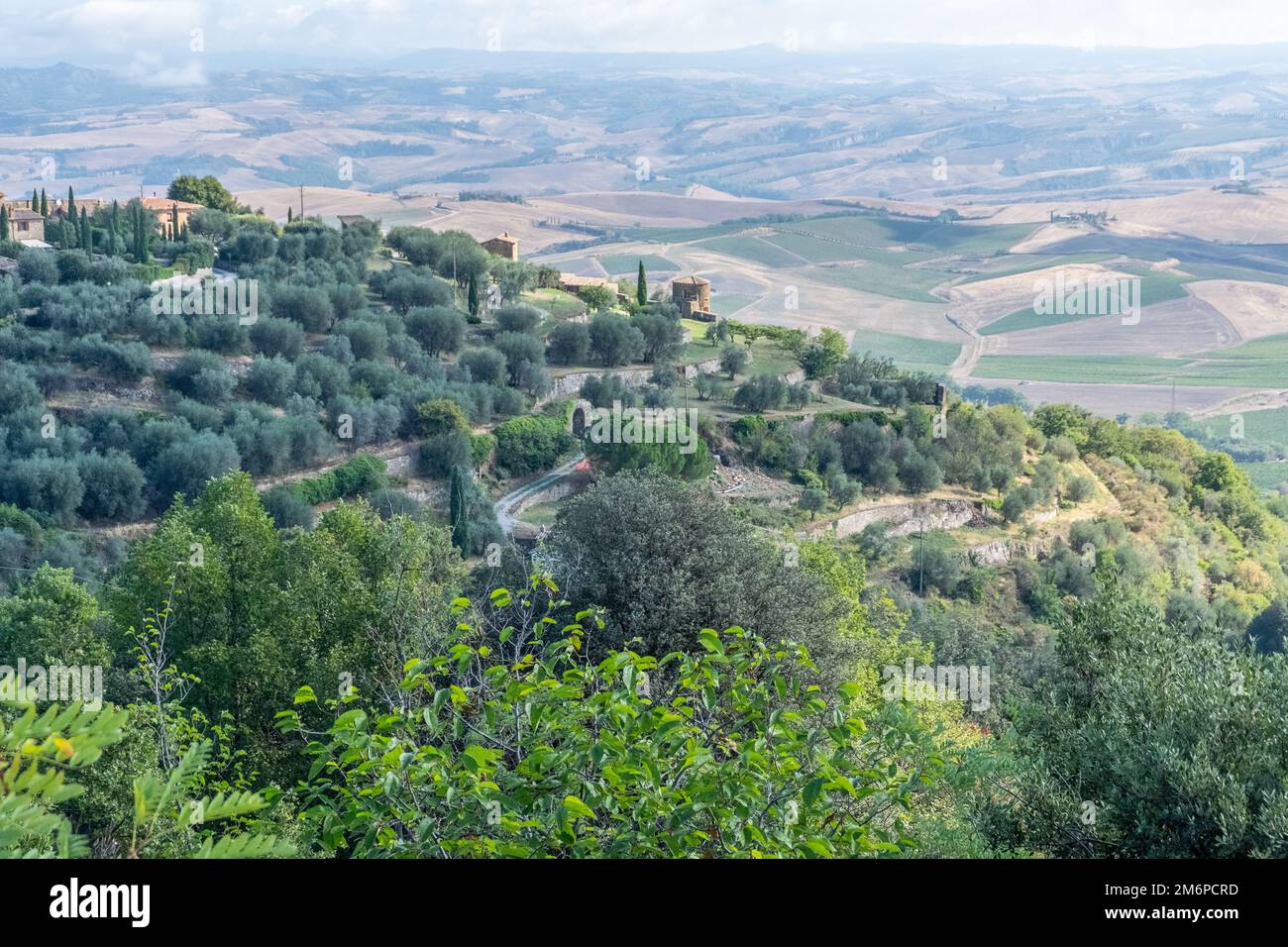 Splendida vista sul paesaggio e sui luoghi di interesse della Toscana. Estate in Italia Foto Stock