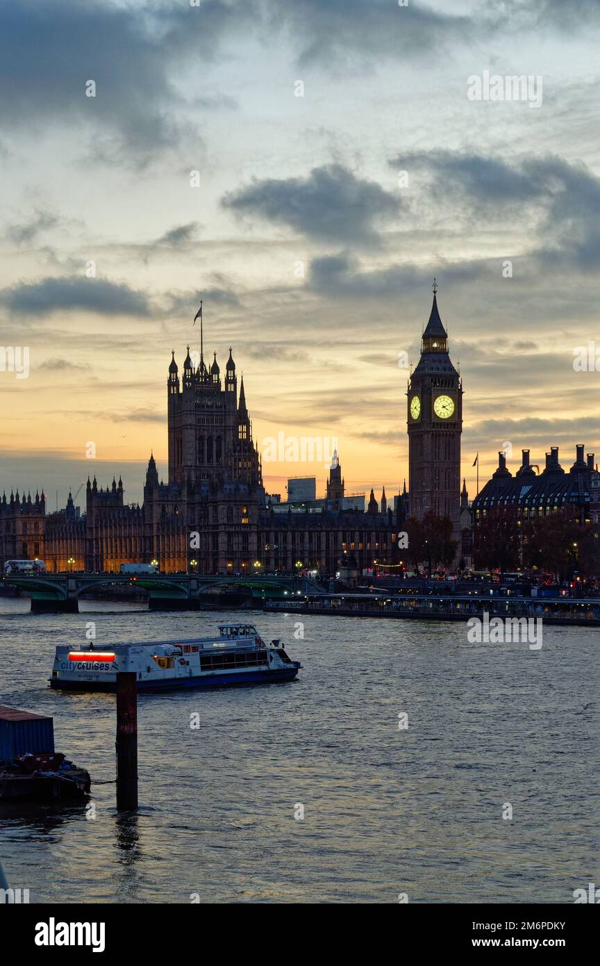 Le Case del Parlamento e lo skyline visto da attraverso il Tamigi al crepuscolo su una sera d'inverni Inghilterra Regno Unito Foto Stock