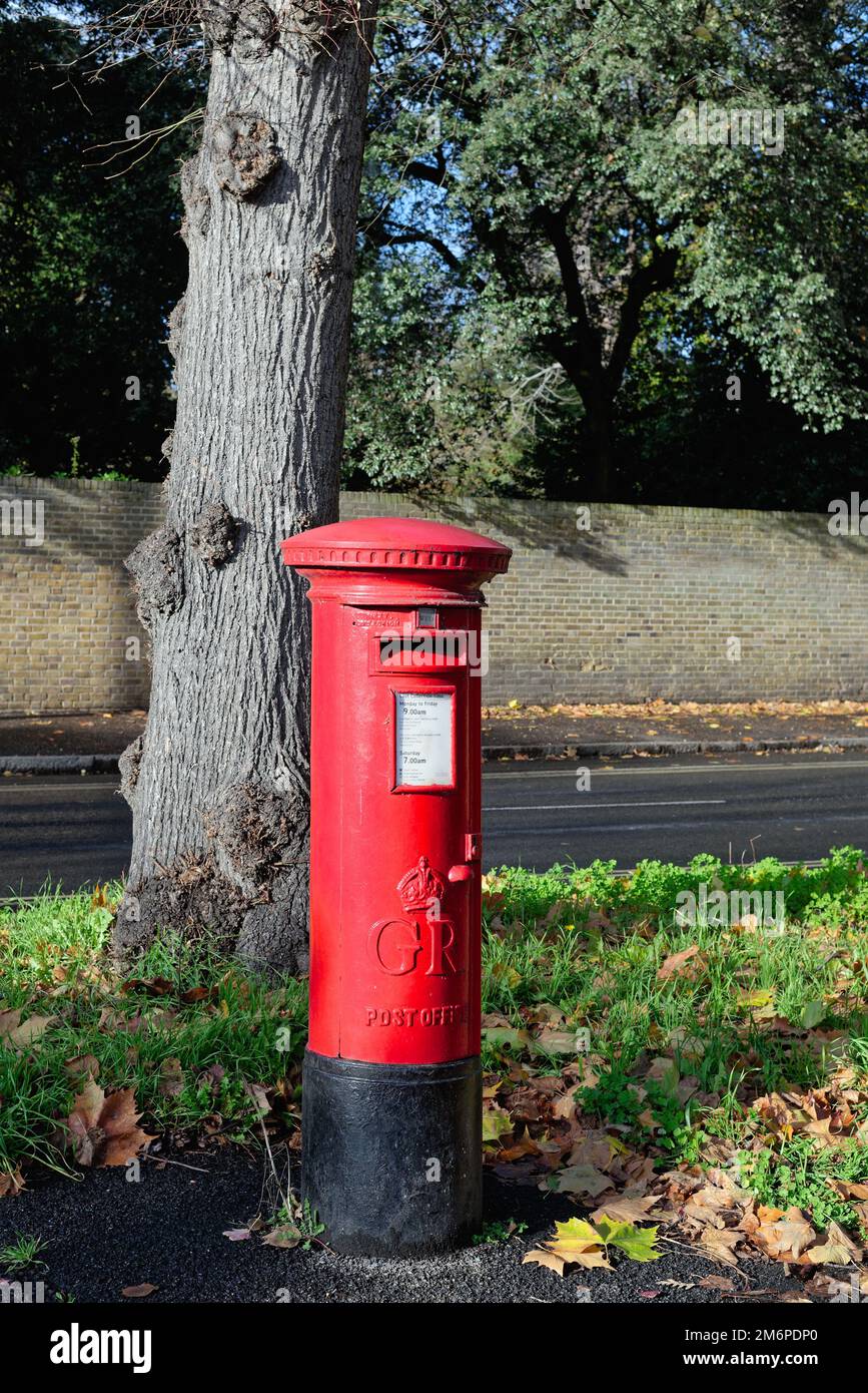 Una scatola di colonne rossa dell'ufficio postale vicino alla strada Kew London Inghilterra Regno Unito Foto Stock