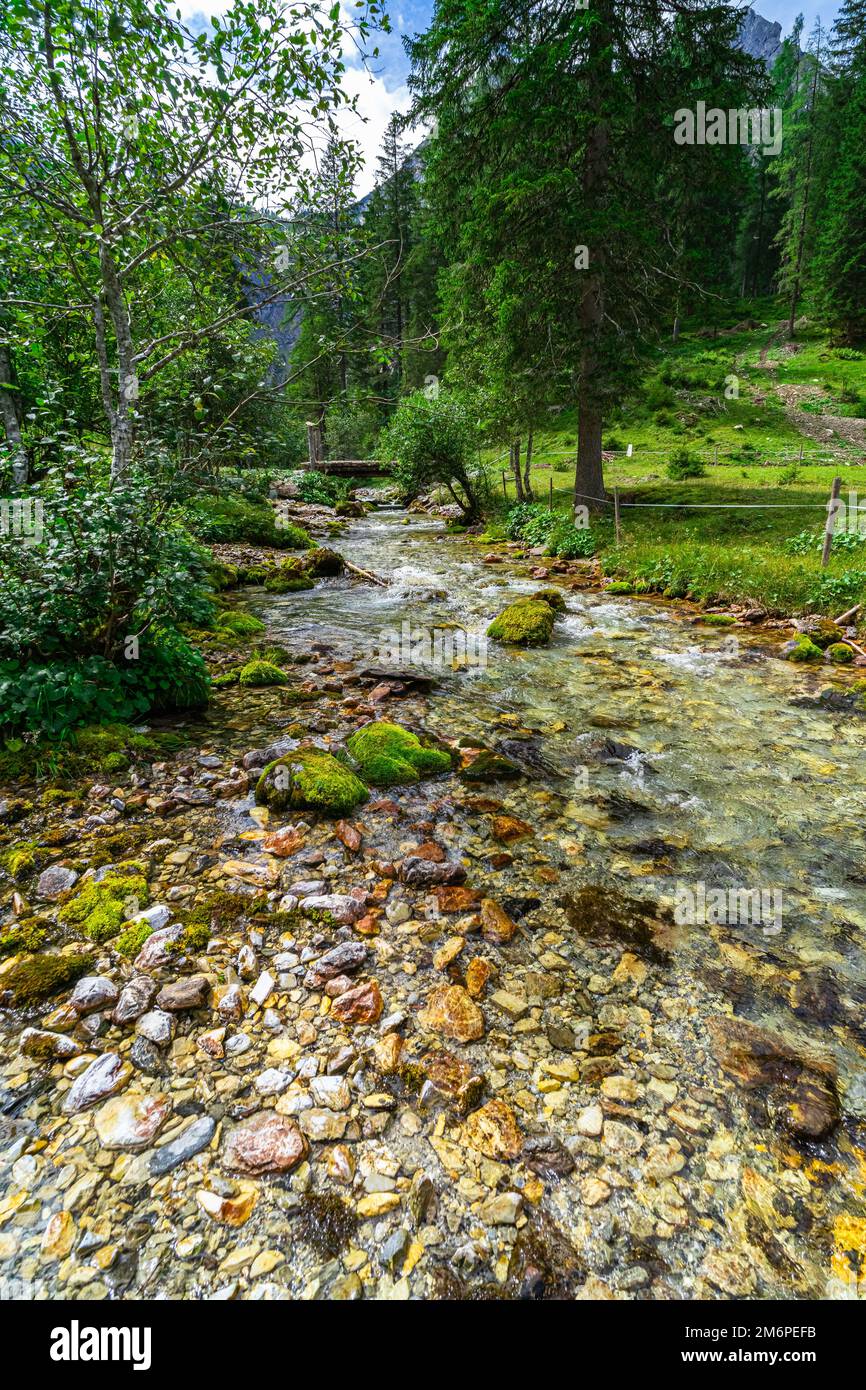 Escursioni intorno al lago Hunters vicino Sankt Johann a Pongau in Austria Foto Stock