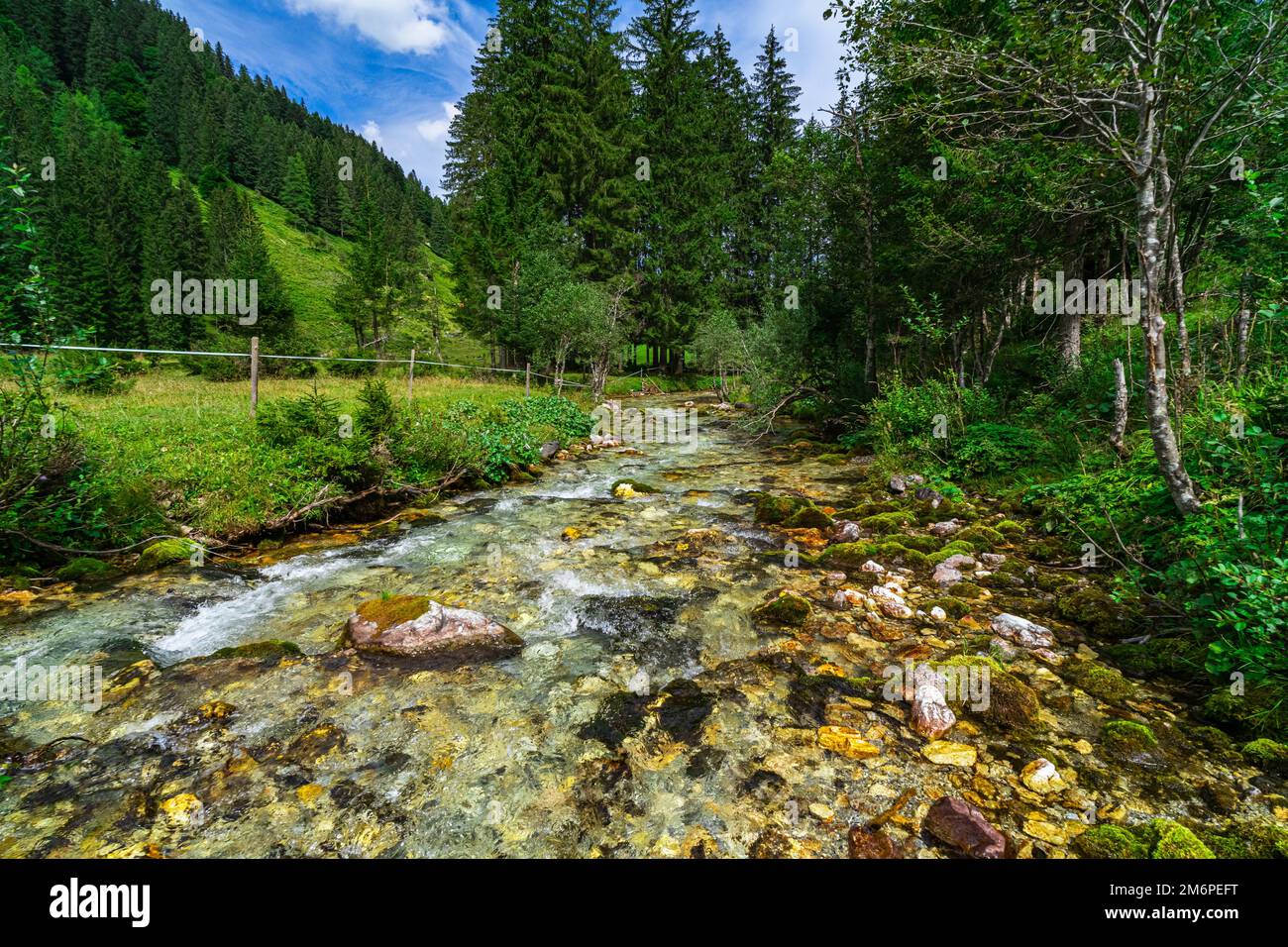 Escursioni intorno al lago Hunters vicino Sankt Johann a Pongau in Austria Foto Stock