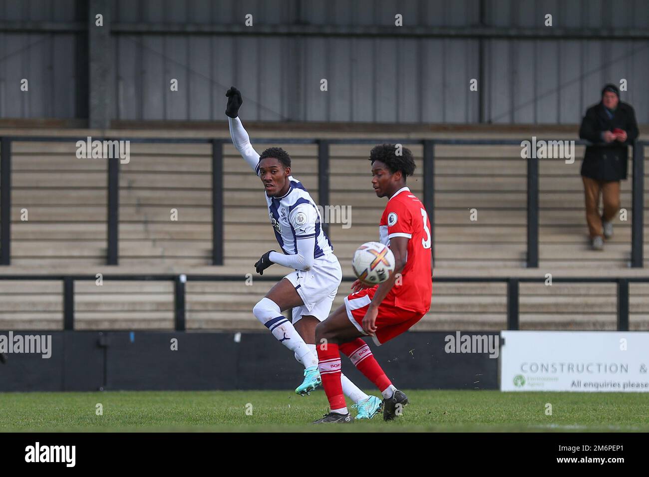 Hednesford, Regno Unito. 05th Jan, 2023. Ramello Mitchell #45 di West Bromwich Albion attraversa la palla durante la partita della Premier League Cup West Bromwich Albion vs Middlesbrough U23 a Keys Park, Hednesford, Regno Unito, 5th gennaio 2023 (Foto di Gareth Evans/News Images) a Hednesford, Regno Unito il 1/5/2023. (Foto di Gareth Evans/News Images/Sipa USA) Credit: Sipa USA/Alamy Live News Foto Stock