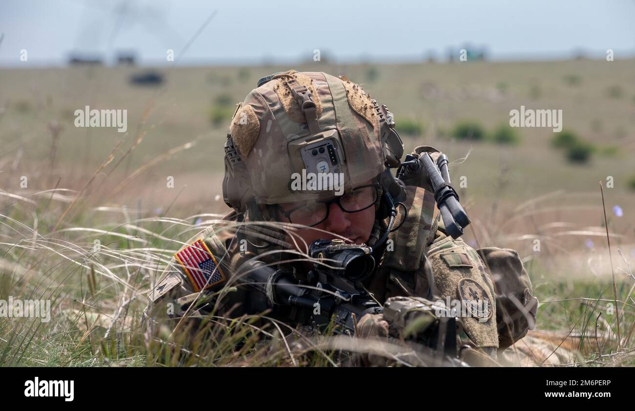 STATI UNITI Michael Giberto, un fantino assegnato a 2nd reggimento di cavalleria, si occupa di un esercizio di fuoco vivo nella Babadag Training Area il 2 maggio 2022. 2nd il reggimento della cavalleria è tra le altre unità assegnate al V Corps, il corpo americano schierato in avanti in Europa che lavora insieme agli alleati della NATO e ai partner di sicurezza regionale per fornire forze credibili dal combattimento; esegue esercitazioni di formazione congiunte, bilaterali e multinazionali; E fornisce il comando e il controllo delle unità di rotazione e assegnate nel teatro europeo. La nostra presenza in Europa fornisce ai militari statunitensi l'accesso strategico v Foto Stock