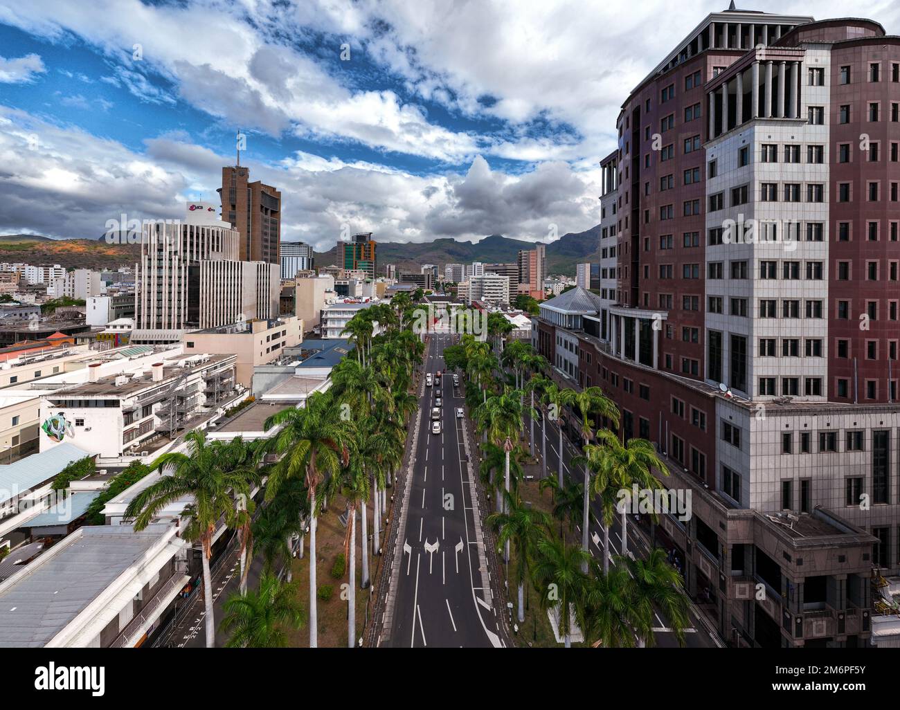 Paesaggio urbano insolito sulla capitale dell'isola di Mauritius. Questo è il duca di Edinburgo Street. Ha tzhe casa di governo anche. Foto Stock