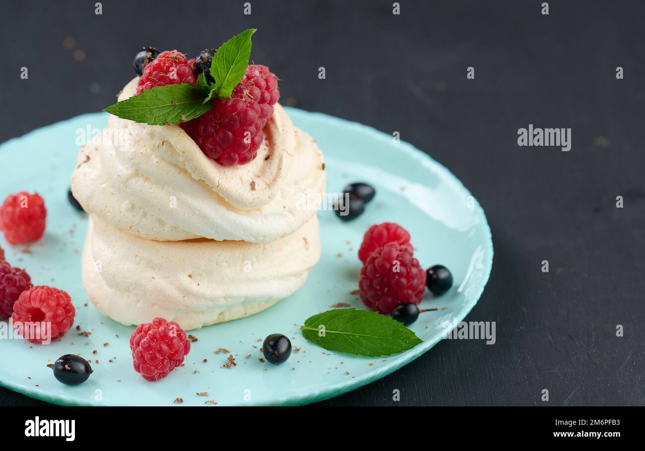 Torta al forno a base di proteine di pollo montate e panna, decorata con bacche fresche Foto Stock