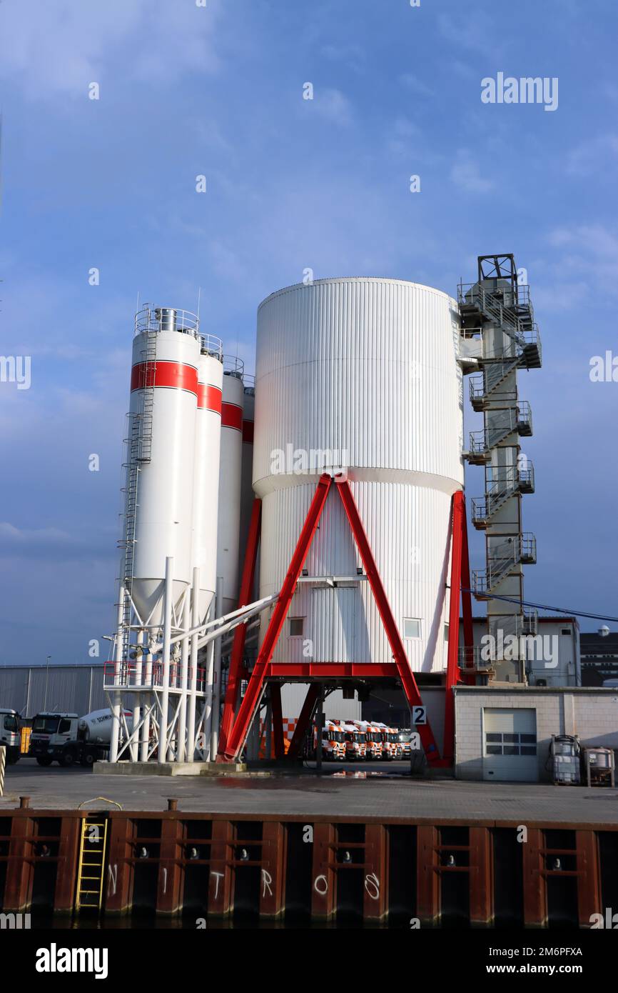 Impianto di calcestruzzo di SCHWENK Beton Berlin-Brandenburg GmbH presso il porto di Westhafen Foto Stock