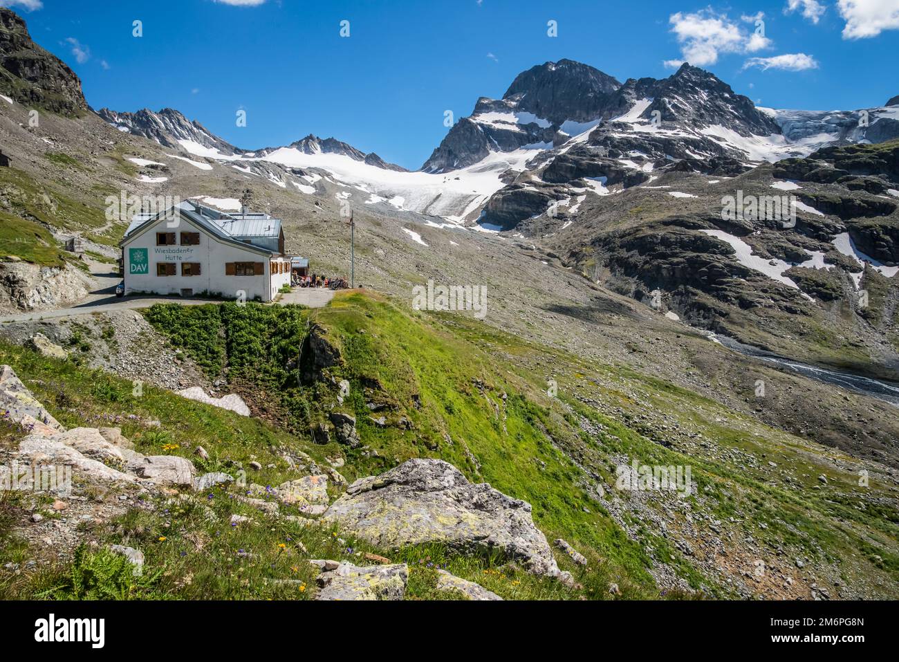 L'immagine è del Club alpino tedesco DAV Sektion Wiesbaden proprietà Wiesbadener rifugio nel gruppo delle Alpi Silvretta sopra il bacino di Bielerhoehe Stausee nel Tirolo austriaco. La capanna è spesso utilizzata per gli scalatori che desiderano salire Piz Buin come si vede qui, o le cime adiacenti del Corno Silvretta o Spitze Dreilander Foto Stock