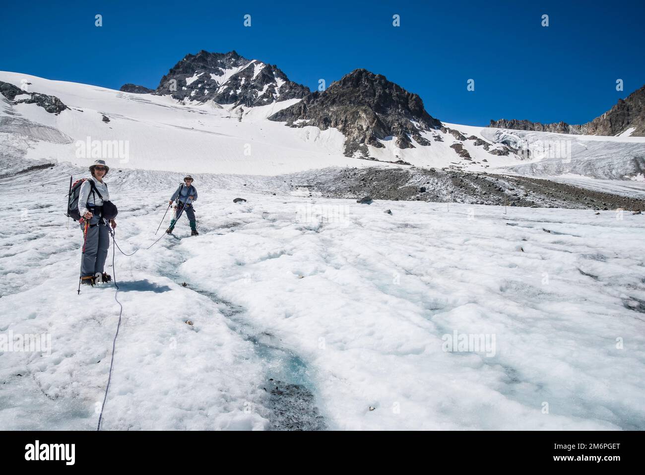 L'immagine è degli alpinisti sul ghiacciaio Ochsentaler in rotta per salire Piz Buin3213m che è condiviso con il confine internazionale austriaco con la Svizzera, non lontano dal rifugio Wiesbadener nel gruppo delle Alpi Silvretta sopra il bacino di Bielerhoehe Stausee nel Tirolo austriaco. La capanna è spesso utilizzata dagli scalatori che desiderano salire Piz Buin, o le cime adiacenti del Corno Silvretta o delle Spitze Dreilander Foto Stock