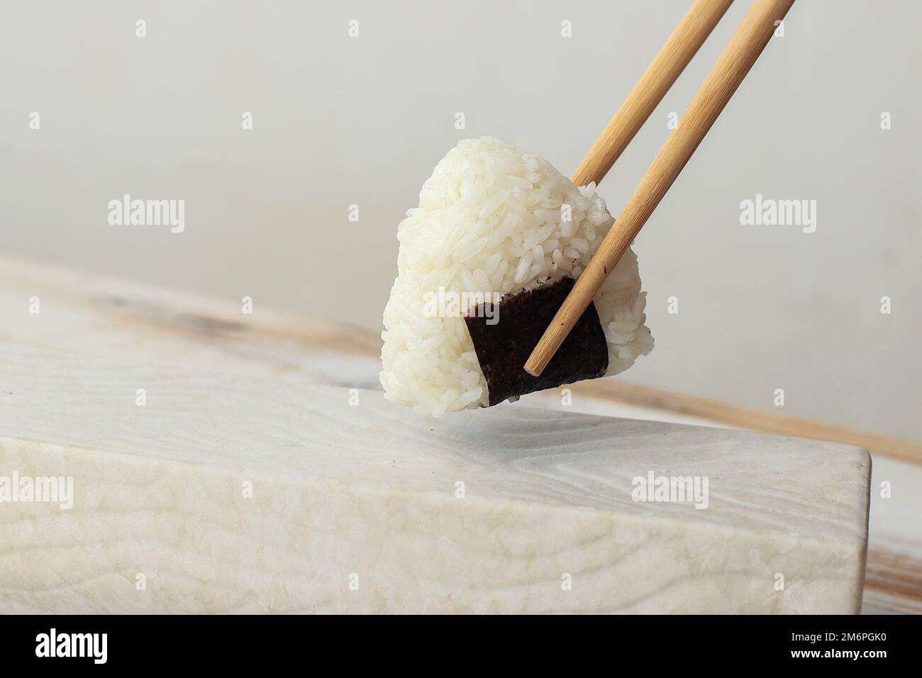 Prendere Onigiri Mini con un paio di Chopstick, cibo giapponese Foto stock  - Alamy