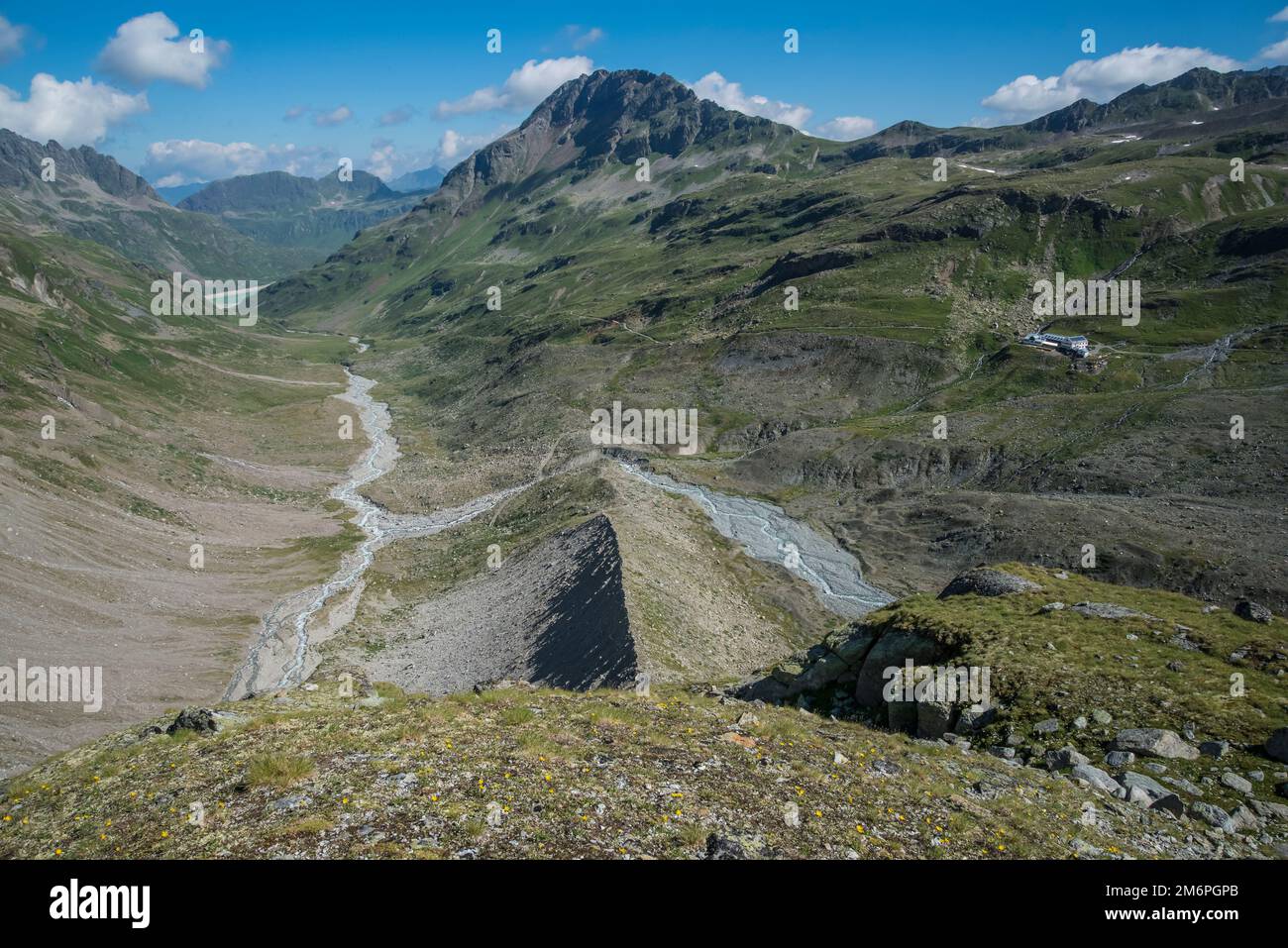 L'immagine è del Club alpino tedesco DAV Sektion Wiesbaden proprietà Wiesbadener rifugio nel gruppo delle Alpi Silvretta sopra il bacino di Bielerhoehe Stausee nel Tirolo austriaco. La capanna è spesso utilizzata per gli scalatori che desiderano salire Piz Buin, o le cime adiacenti del Corno Silvretta o Dreilander Spitze Foto Stock