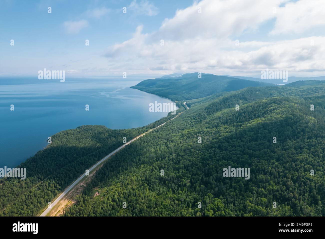 Summertime immagini del lago Baikal è un lago di rift situato nel sud della Siberia, Russia Baikal lago estate paesaggio vista da un cl Foto Stock