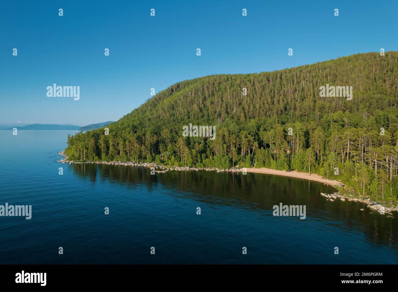 Summertime immagini del lago Baikal è un lago di rift situato nel sud della Siberia, Russia Baikal lago estate paesaggio vista da un cl Foto Stock