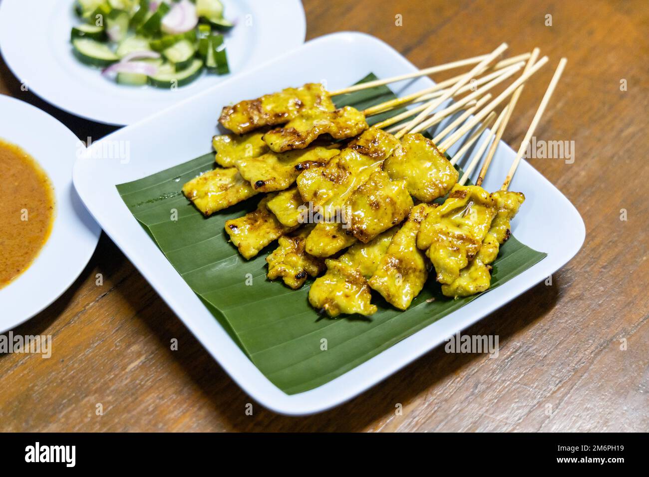 Il satay di maiale è popolare cibo di strada in Thailandia. Foto Stock