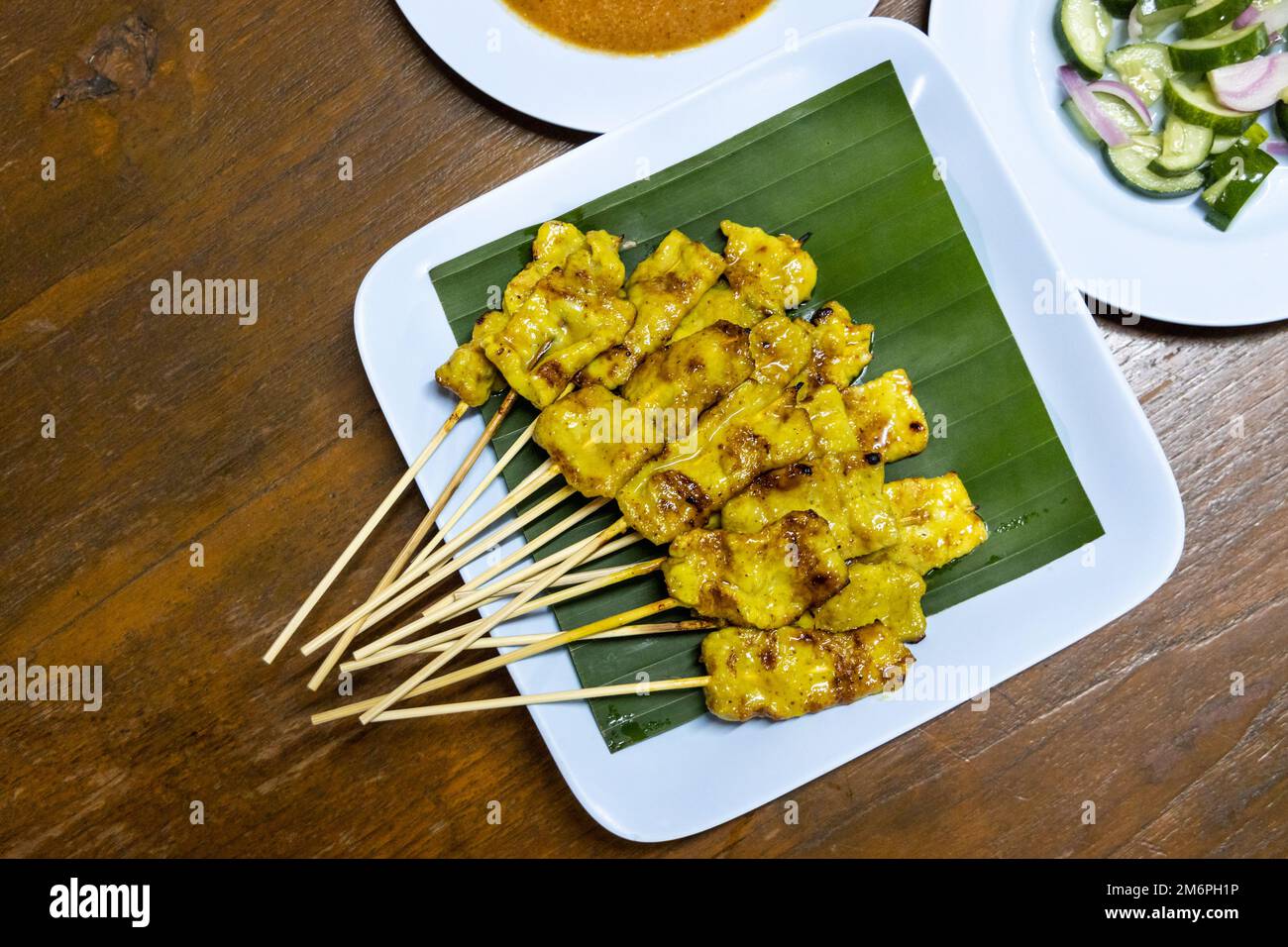 Il satay di maiale è popolare cibo di strada in Thailandia. Foto Stock