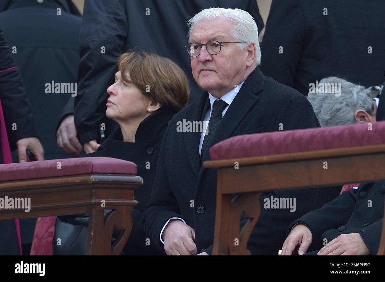 Stato della Città del Vaticano, . 05th Jan, 2023. Il presidente tedesco Frank-Walter Steinmeier partecipa alla messa funeraria di Papa Emerito Benedetto XVI a S. Piazza Pietro il 5 gennaio 2023 a Città del Vaticano, Credit: dpa/Alamy Live News Foto Stock