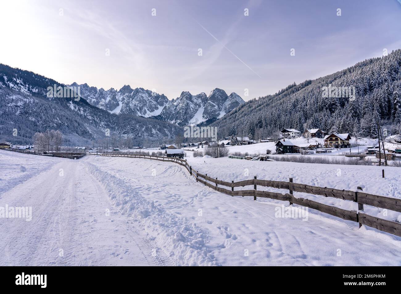 Bel paesaggio invernale innevato con i monti Dachstein a Gosau . Foto Stock