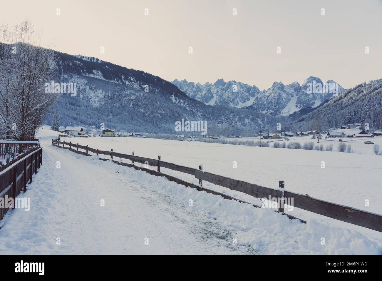 Bel paesaggio invernale innevato con i monti Dachstein a Gosau . Foto Stock